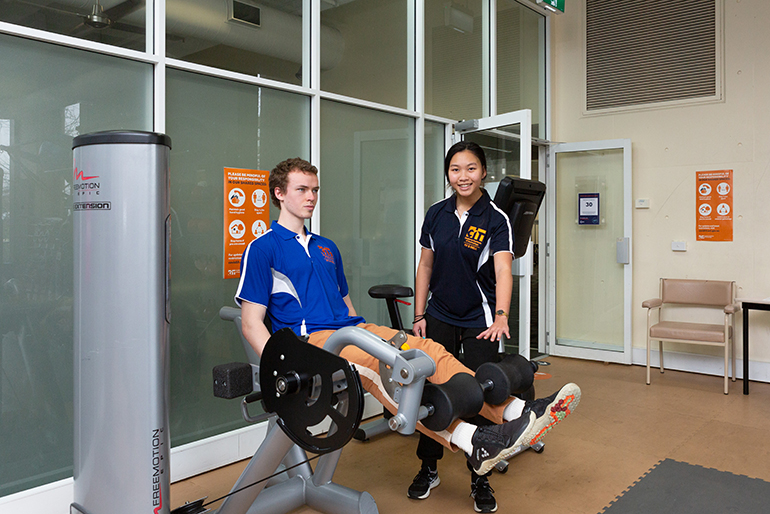 220823-Fit_and_Well_Gym_Photoshoot_6_Thigh_Training.jpg