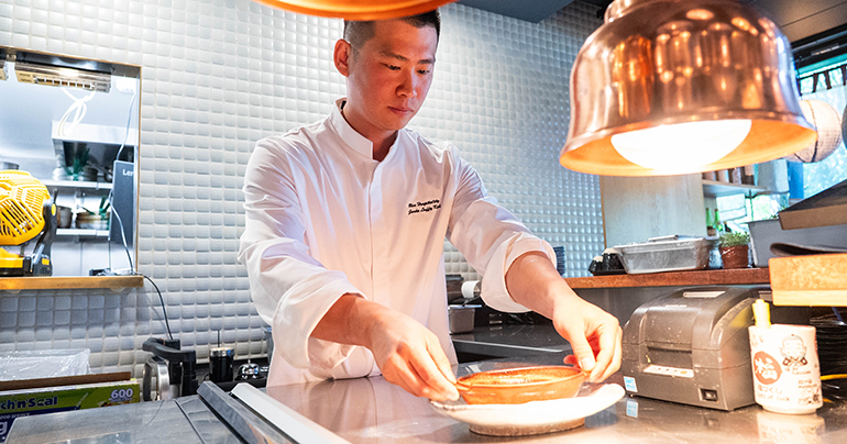 Chef Junho cooking dessert